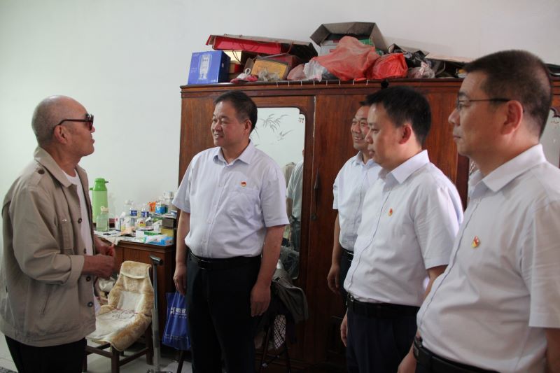 博農集團領導走訪慰問老黨員、困難黨員
